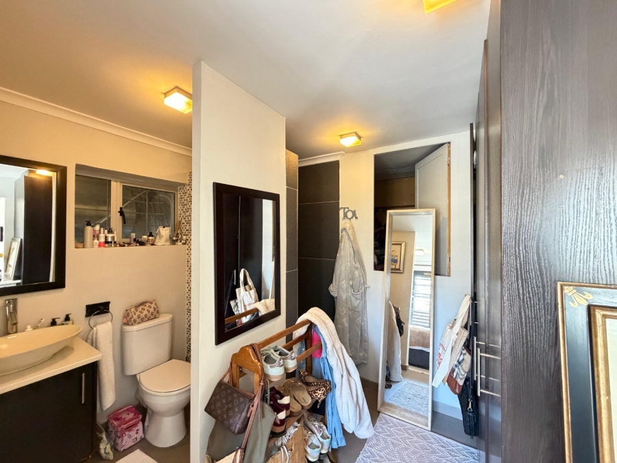 6 Bedroom Property for Sale in Vredehoek Western Cape